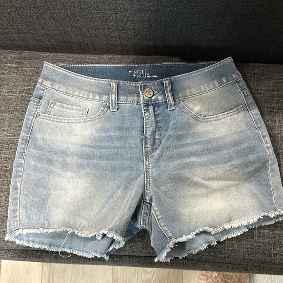 Time AND TRU size 4 Mid Rise Light Wash Denim Stretch Short - Picture 4 of 5